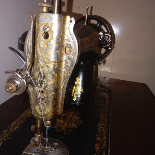 Singer sewing machine vintage used, functional, circa 1927