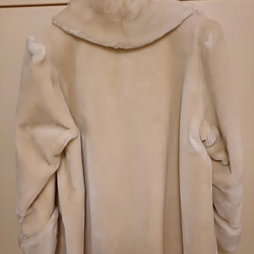 Women's plush coat like new, off-white, size XL