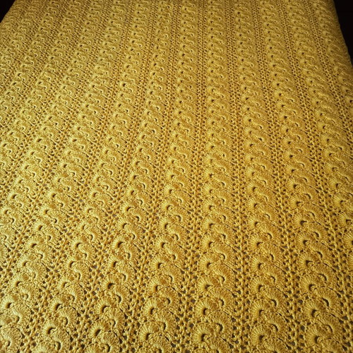 Vintage handmade wool knitted blanket in yellow, like new, 165x210 cm