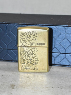 Zippo Brass αναπτήρας μεταχειρισμένος με floral σχέδιο