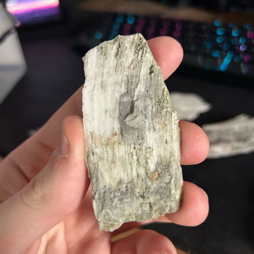 Gypsum crystals with bentonite inclusions from Patra, new
