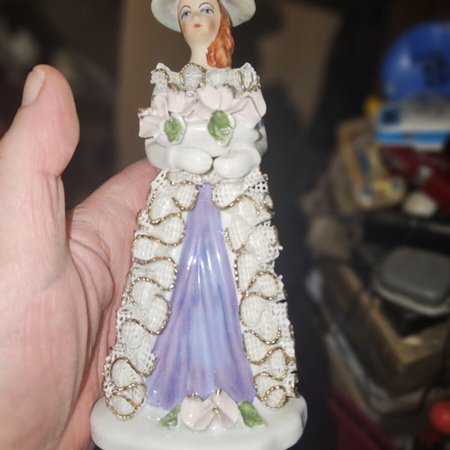 Porcelain bibelot Atelier Nofc used with garland motifs
