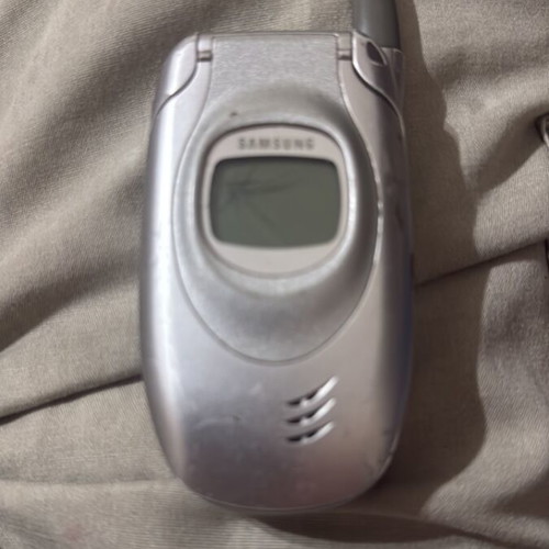Samsung SGH-T100 flip phone used with cracked external screen