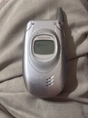Samsung SGH-T100 flip phone used with cracked external screen