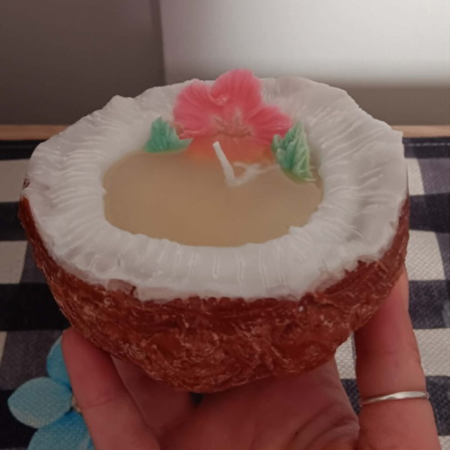 Handmade Coconut Candle with Soy Wax and Coconut Scent