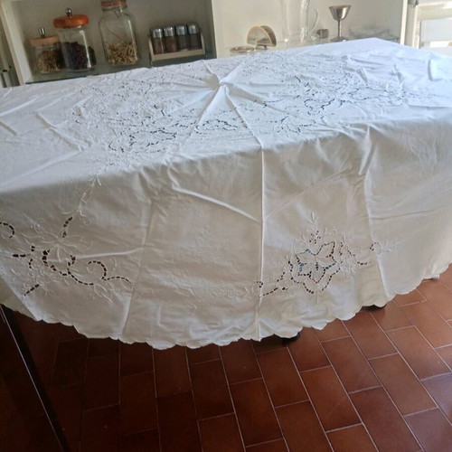 Round handmade tablecloth with cutwork and embroidery white like new, diameter 161cm