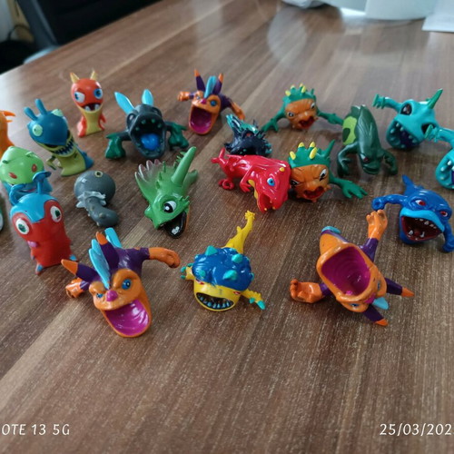 Slugterra collection of 20 classic figures and 1 slug ball used