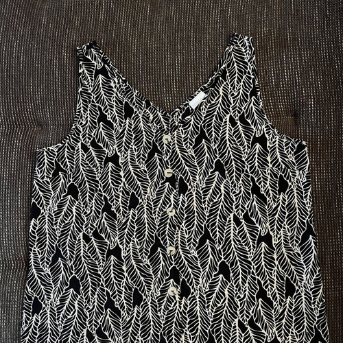 Infinity sleeveless top with black and white leaf pattern, like new