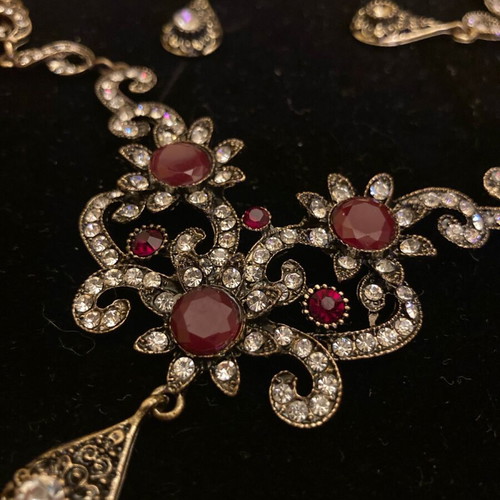 Necklace and earrings set vintage like new