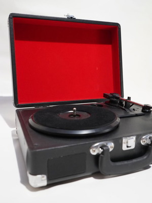 Turntable like new with Bluetooth and speakers for large and small records