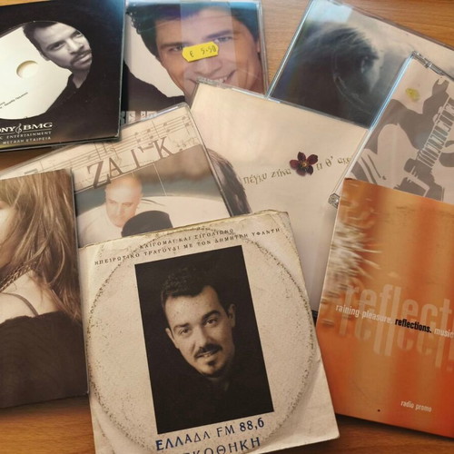 Greek CD singles like new, pack of about 370