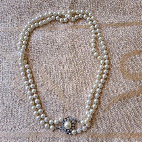 Necklace with pearls and crystals used, long double-wear