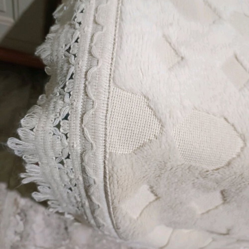 Blanket throw like new, 240×220 cm, beige with embossed pattern