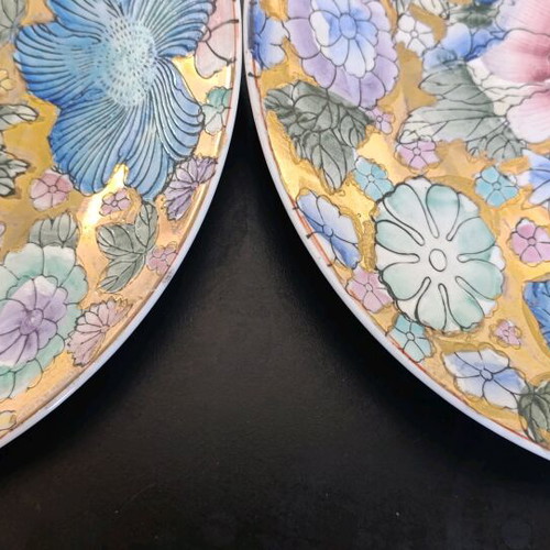 Set of 2 vintage platters with gold floral designs like new