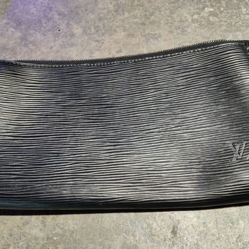 Louis Vuitton Pochette Epi shoulder bag like new, black leather