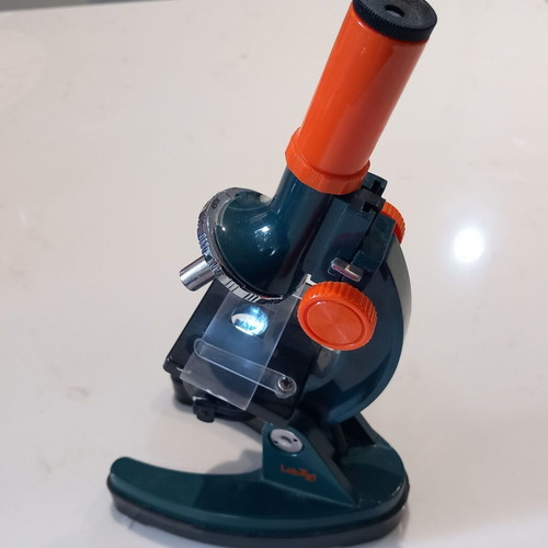 Children's microscope used with three magnification levels