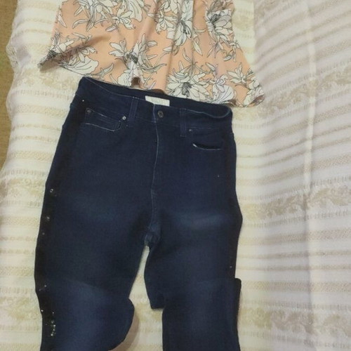 Staff jeans like new with peach floral top gift