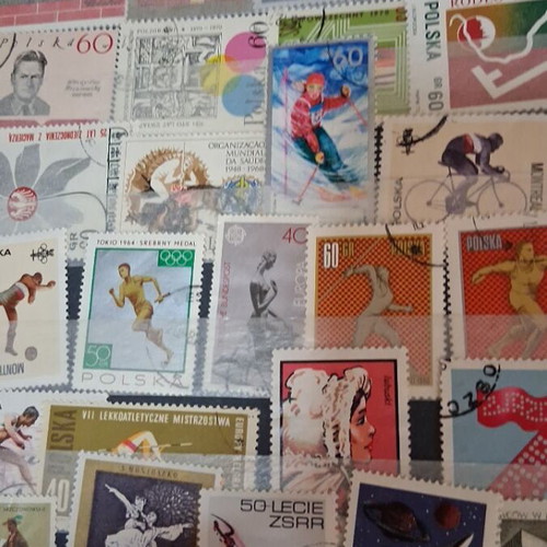 Stamp album like new with over 550 stamps from various countries