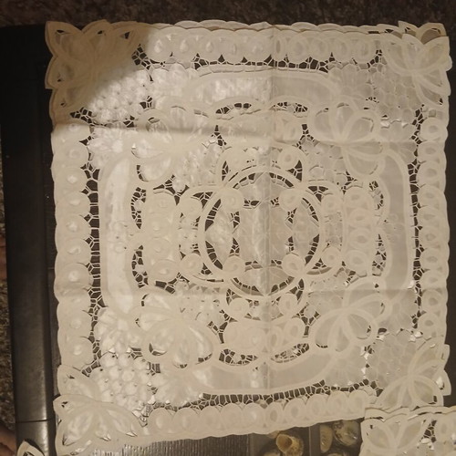 Table linen set of 7 pieces like new, white bridal