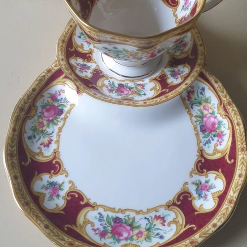 Royal Albert Lady Hamilton bone china set like new with 22k gold trim