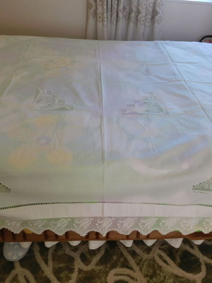 Τραπεζομάντηλο χειροποίητο καινούργιο, τετράγωνο λινό με δαντέλα