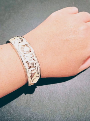 Vintage cuff bracelet with embossed baroque design and white details