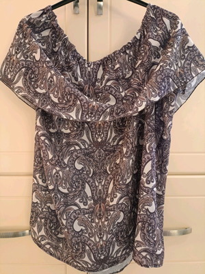 Women's summer blouse like new with bare shoulders