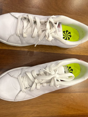 Nike Court Royal 2 Nature sneakers σε αρκετά καλή κατάσταση, μέγεθος 39, άσπρα με ροζ λεπτομέρειες