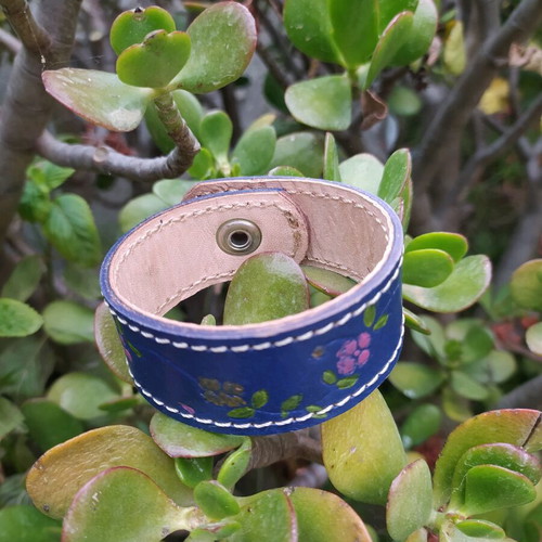 Leather bracelet with painted flowers