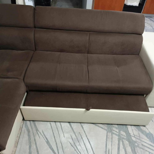 Corner sofa with extra and storage space like new