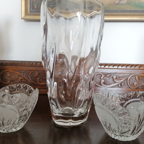 Vase with 2 crystal chocolate dishes like new, patterned