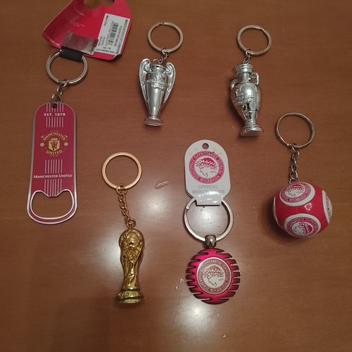 Football keychains new, set of 6 with Manchester United and Olympiacos