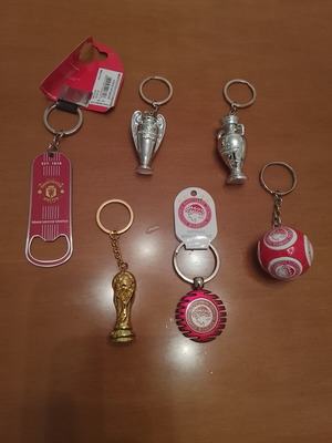 Football keychains new, set of 6 with Manchester United and Olympiacos
