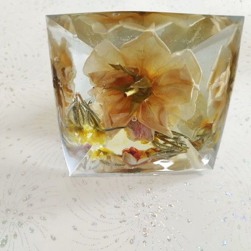 Decorative pyramid of liquid glass with real flower 10x10 cm