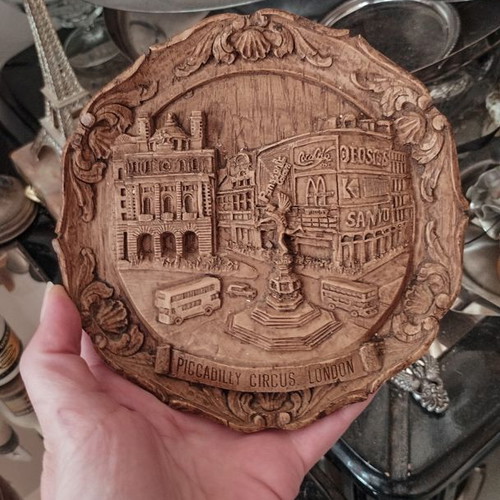 Decorative resin wall plate Piccadilly Circus London like new