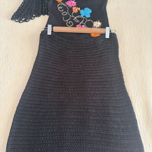 Smaragdi handmade knitted set with embroidered one-shoulder top and straight skirt