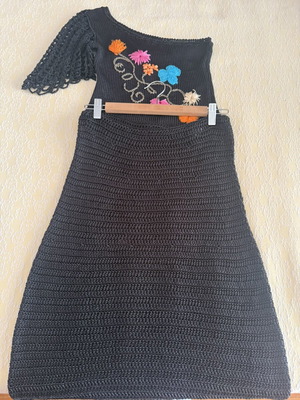 Smaragdi handmade knitted set with embroidered one-shoulder top and straight skirt