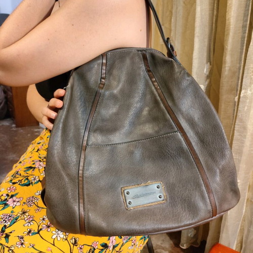 Axel shoulder bag like new, gray