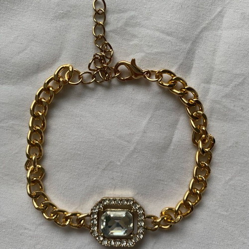 Gold chain bracelet with gem like new