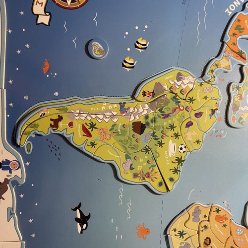 Magnetic World Map puzzle like new, 45cm x 75cm, missing Japan piece