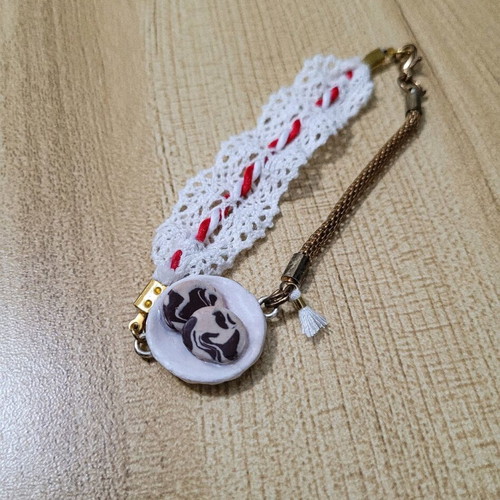 Martis bracelet like new, handmade with red and white thread