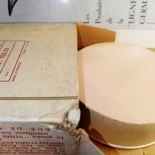 Vintage Nimbe De Beaute powder box like new, collectible
