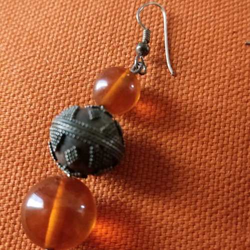 Earrings with semi-precious stone and carved bead, amber, like new