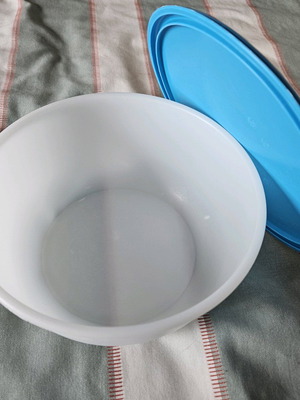 Ikea plastic bowl 1.5 liters with blue lid like new