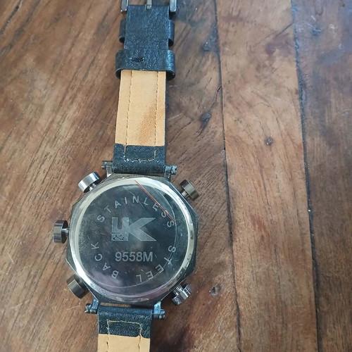 Oulm men's watch like new with leather strap and multiple time zones