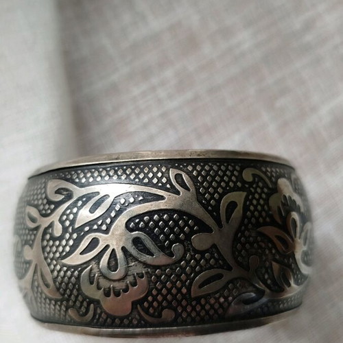 Vintage bracelet used, carved silver