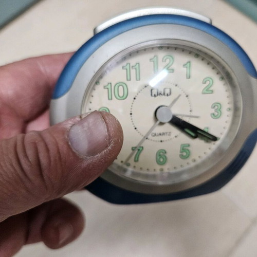 Bedside alarm clock like new with large numbers and luminous hands