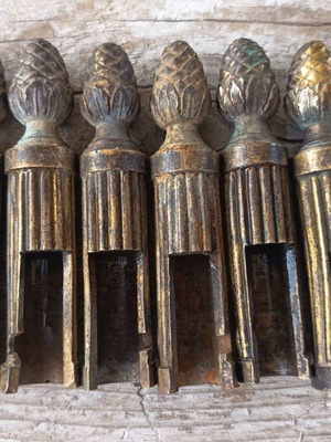 Vintage brass cache paumelles set of 8 used, decorative finial design