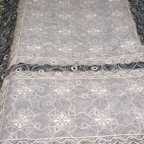 Set of lace embroidered tablecloth and runner like new, 2 pieces