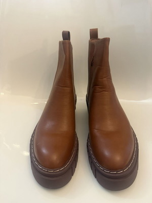 Ankle boots size 38 new, tan synthetic leather with zipper and tread sole